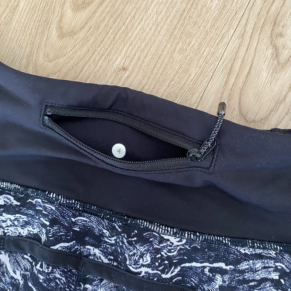 ❤️ lululemon athletica Run Times Short - 4-Way Stretch - Size 4 - Picture 7 of 9